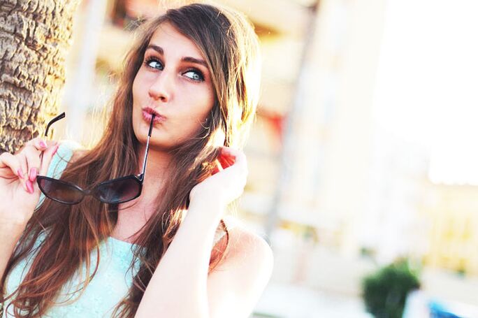 Ένα κορίτσι σκέφτεται αν πρέπει να κάνει πλαστική για να μεγαλώσει το στήθος της.