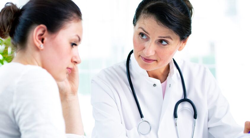 Ένας γιατρός συμβουλεύει έναν ασθενή σχετικά με τις ενδείξεις για αυξητική μαστοπλαστική.