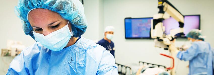 Οι χειρουργοί πραγματοποιούν πλαστική επέμβαση για τη μεγέθυνση του μαστού